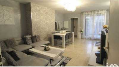 Condo For Sale in Trappes, France