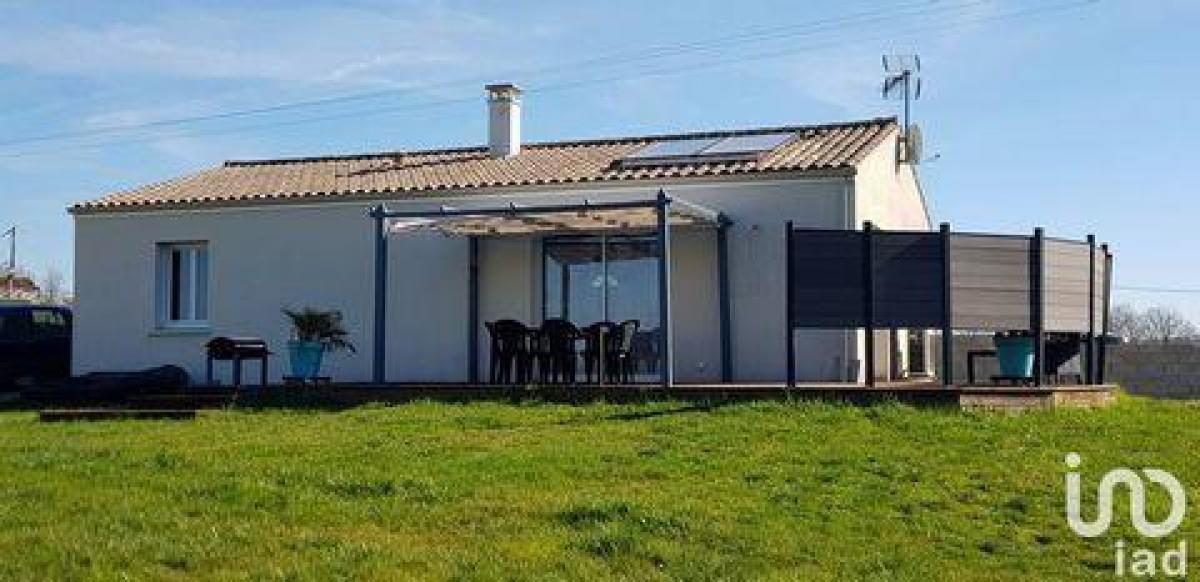 Picture of Home For Sale in Fenioux, Poitou Charentes, France