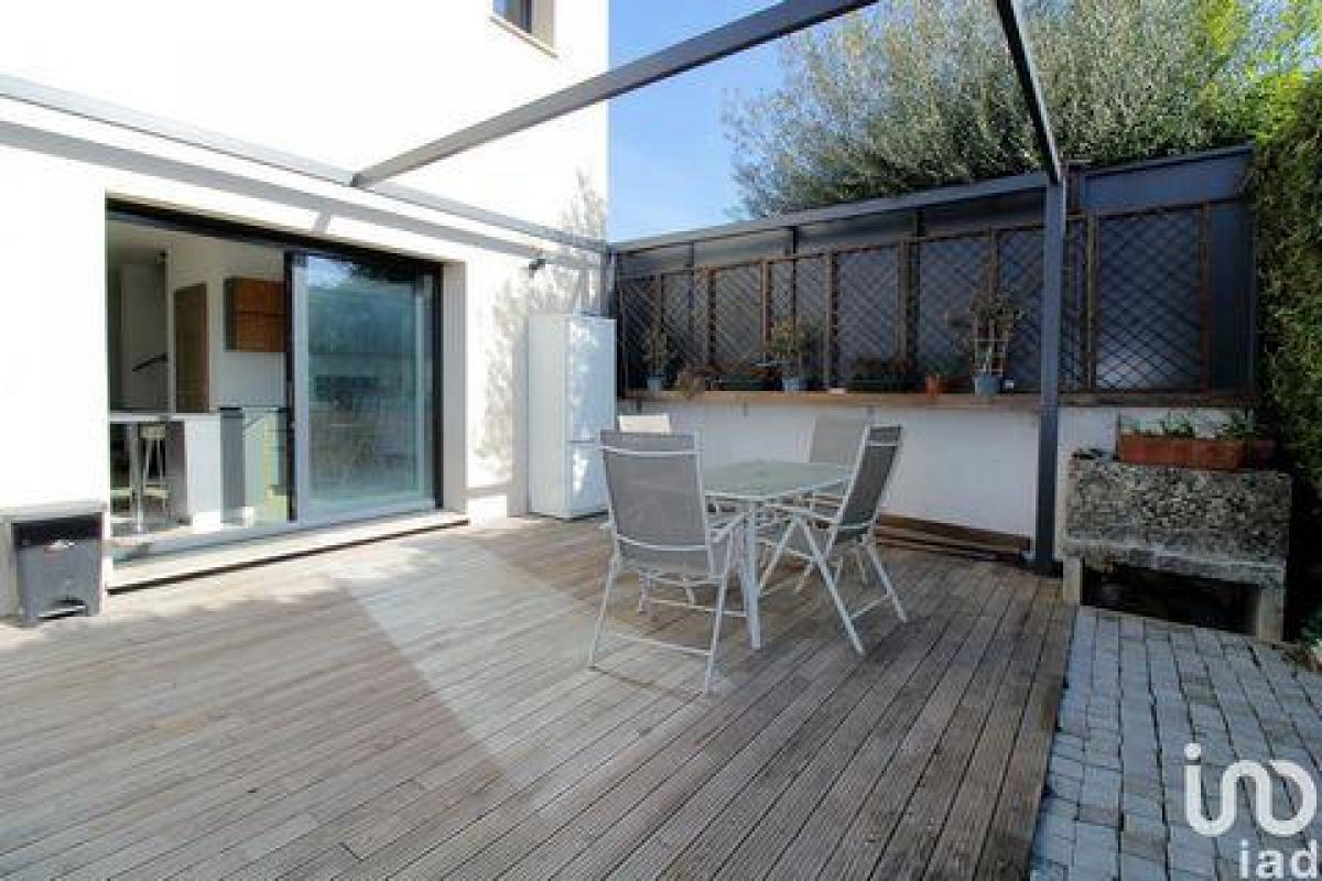 Picture of Home For Sale in Le Thor, Provence-Alpes-Cote d'Azur, France