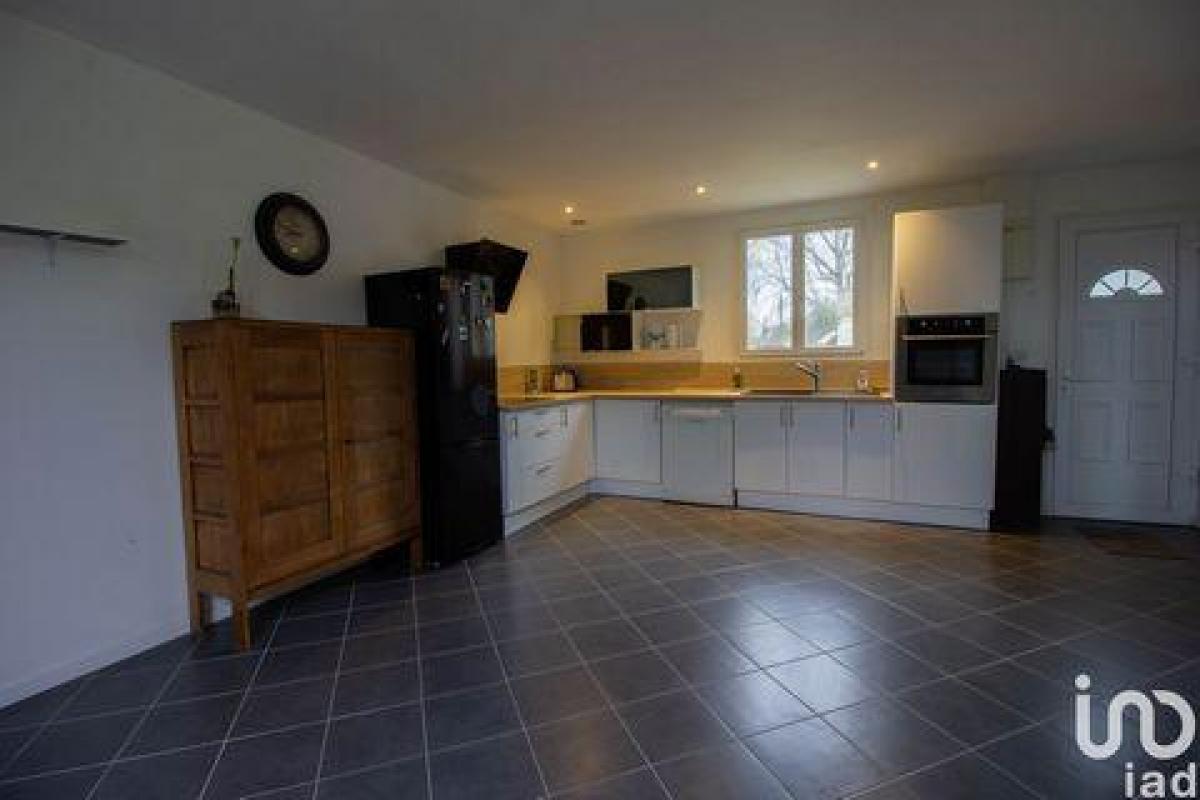 Picture of Home For Sale in Pontpoint, Picardie, France