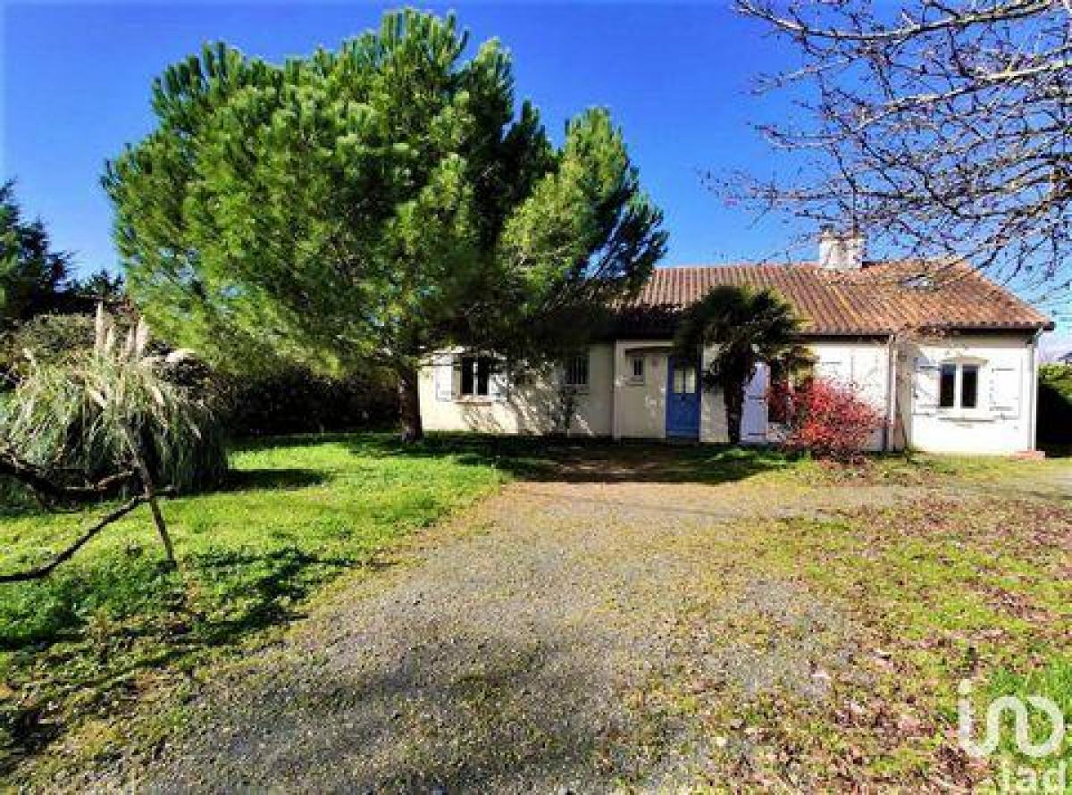Picture of Home For Sale in Richelieu, Centre, France