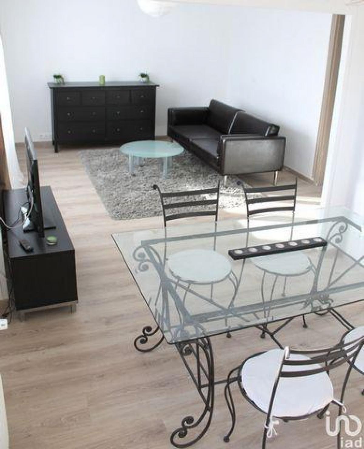 Picture of Home For Sale in Senlis, Picardie, France