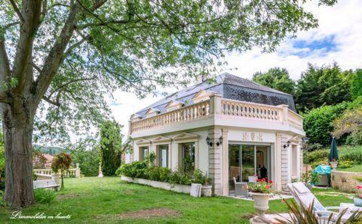 Picture of Home For Sale in Linas, Bretagne, France