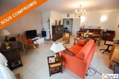 Apartment For Sale in Castries, France