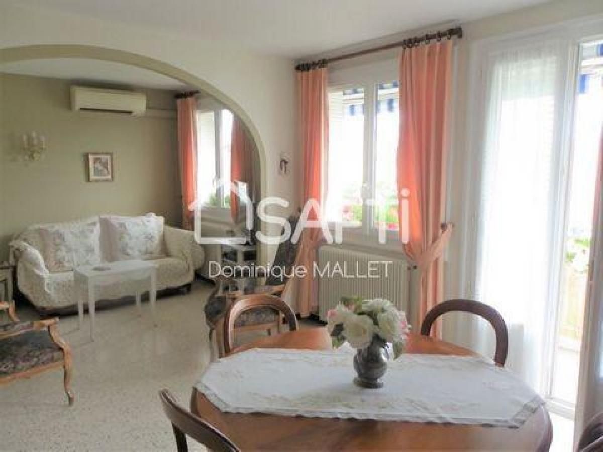 Picture of Apartment For Sale in Nimes, Languedoc Roussillon, France