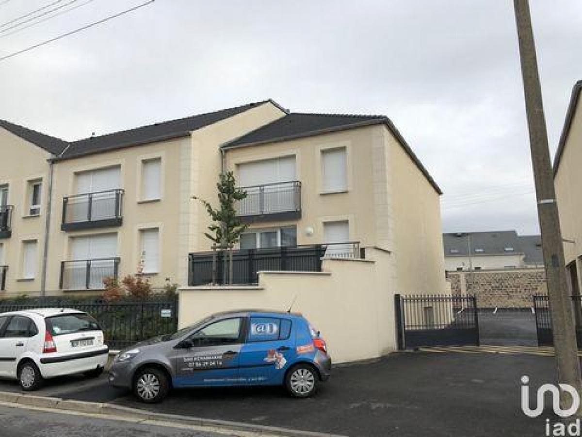 Picture of Retail For Sale in Persan, Picardie, France