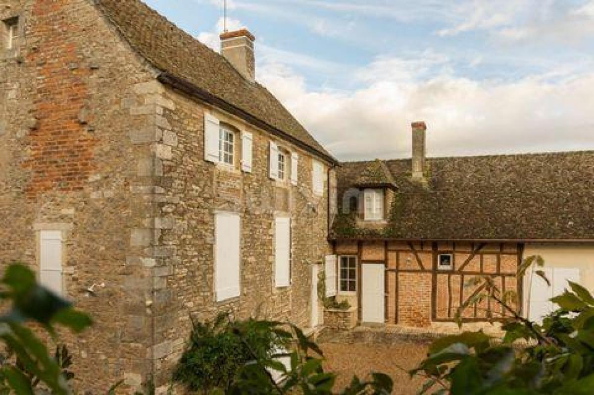 Picture of Retail For Sale in Beaune, Bourgogne, France