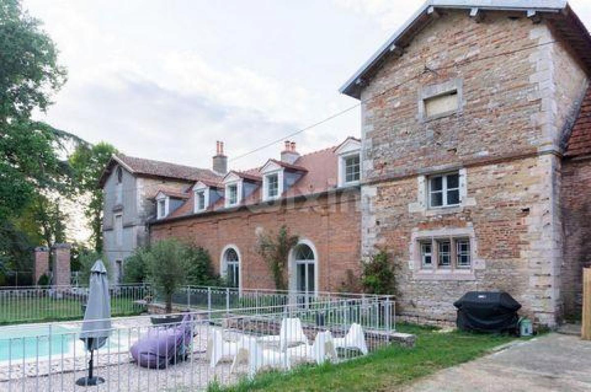 Picture of Retail For Sale in Beaune, Bourgogne, France