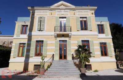 Retail For Sale in Golfe Juan, France