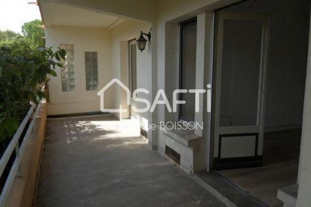 Picture of Apartment For Sale in Nimes, Languedoc Roussillon, France