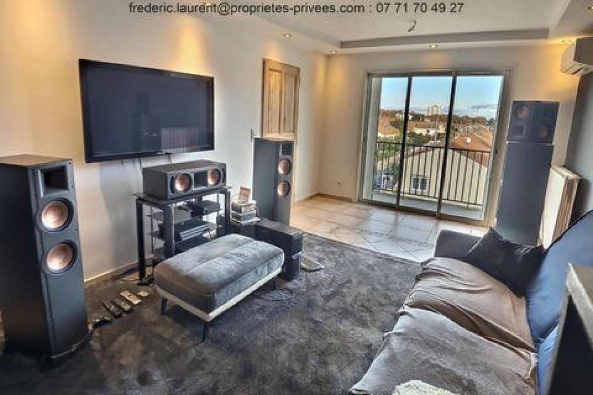 Picture of Apartment For Sale in Nimes, Languedoc Roussillon, France