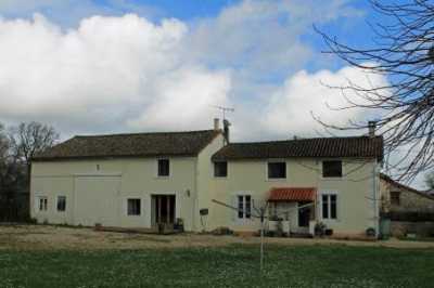 Farm For Sale in Blanzay, France