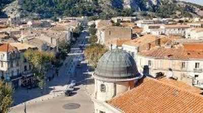 Retail For Sale in Cavaillon, France
