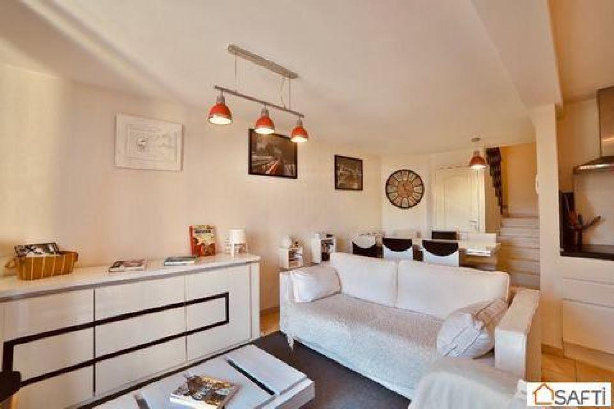 Picture of Apartment For Sale in Uzes, Languedoc Roussillon, France