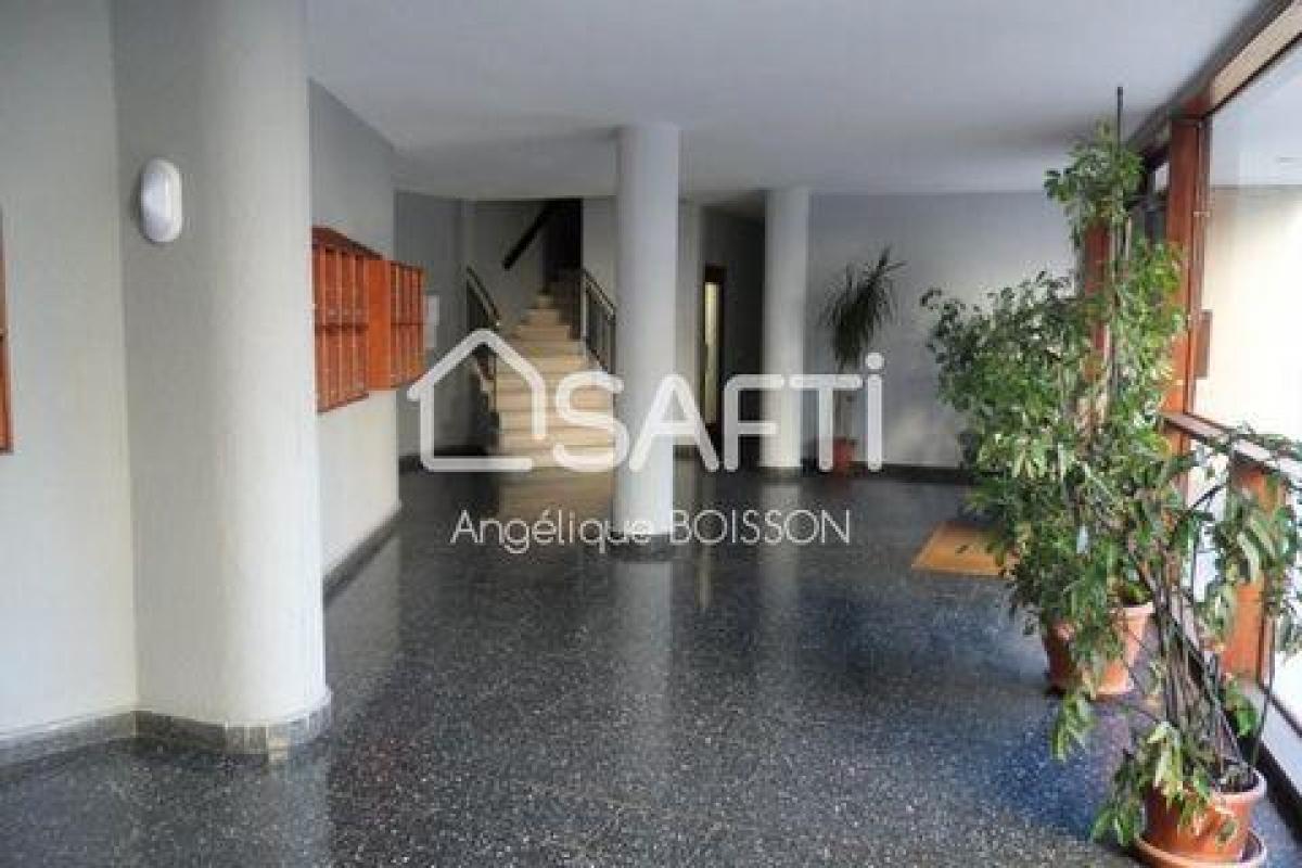 Picture of Apartment For Sale in Nimes, Languedoc Roussillon, France