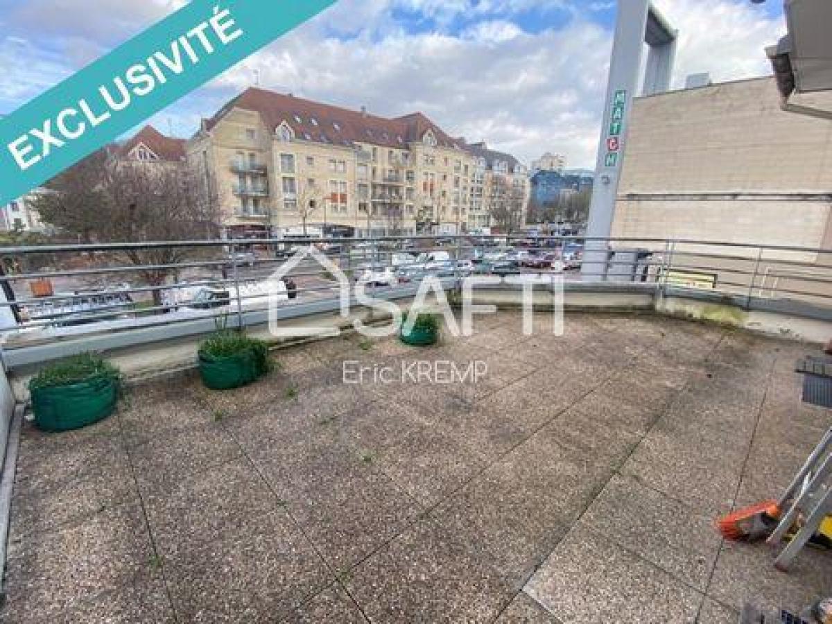 Picture of Office For Sale in Creil, Picardie, France