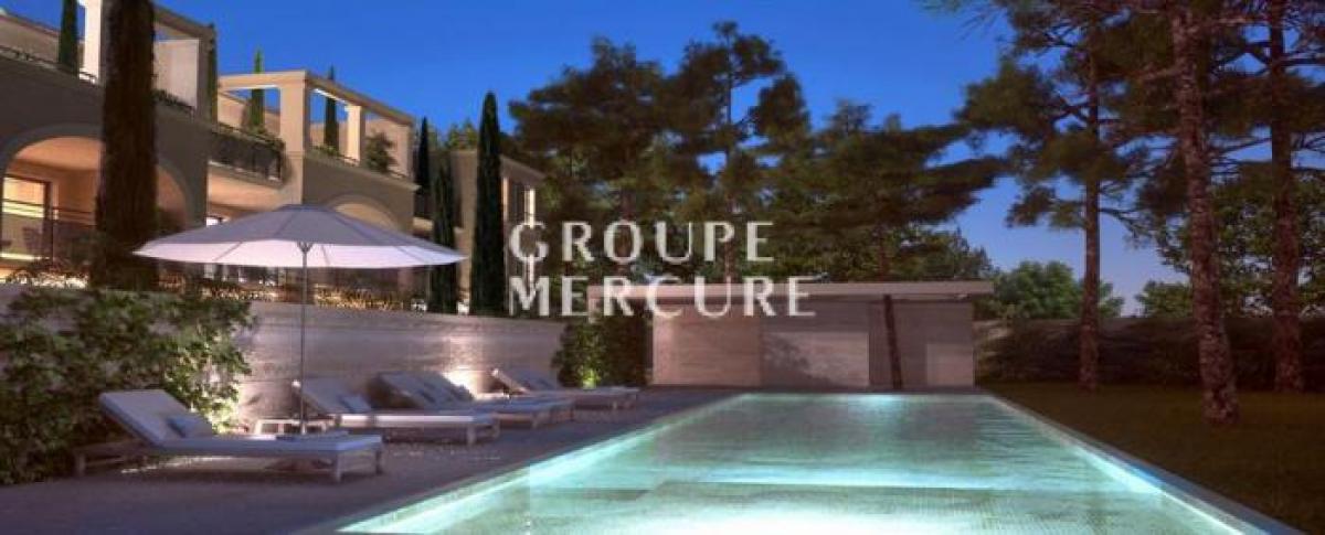 Picture of Apartment For Sale in Uzes, Languedoc Roussillon, France