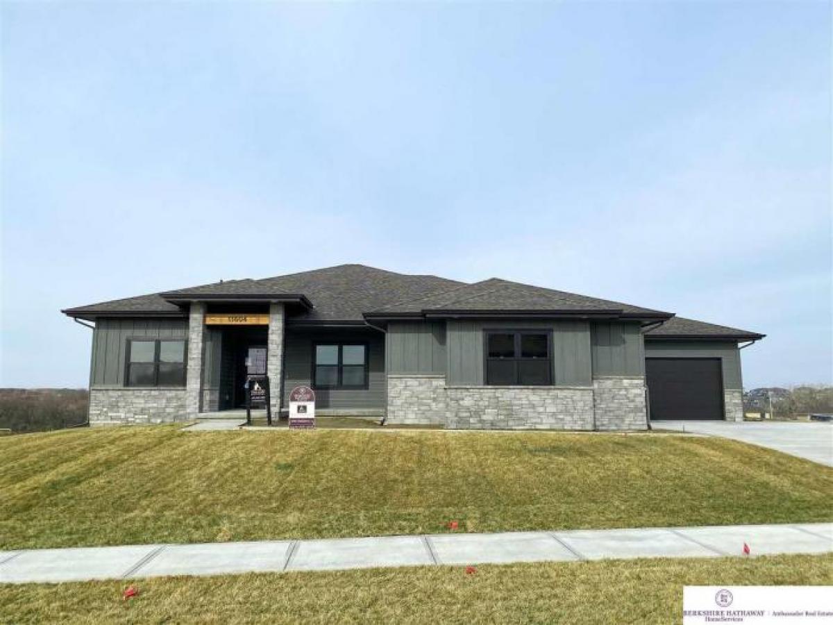 Picture of Home For Sale in Papillion, Nebraska, United States