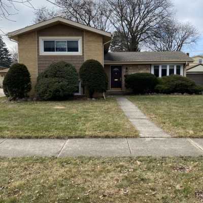 Home For Sale in Bensenville, Illinois