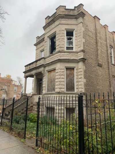 Multi-Family Home For Sale in Chicago, Illinois