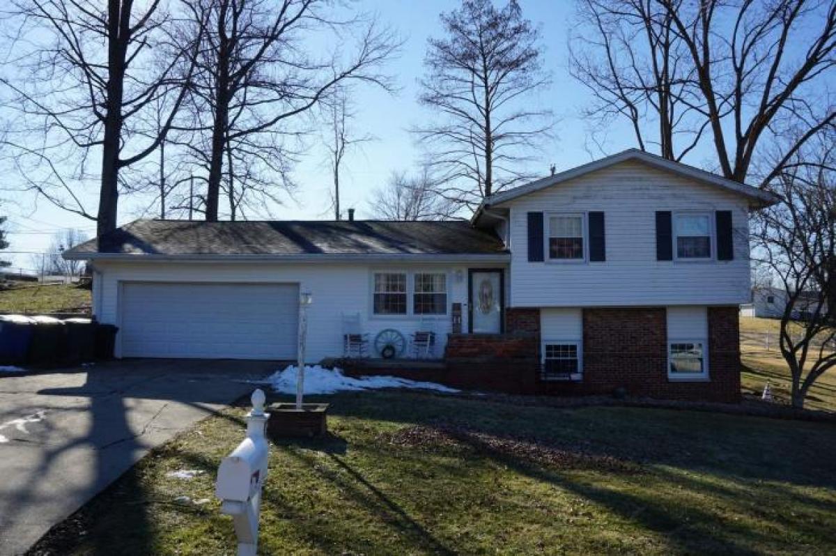 Picture of Home For Sale in Bedford, Indiana, United States