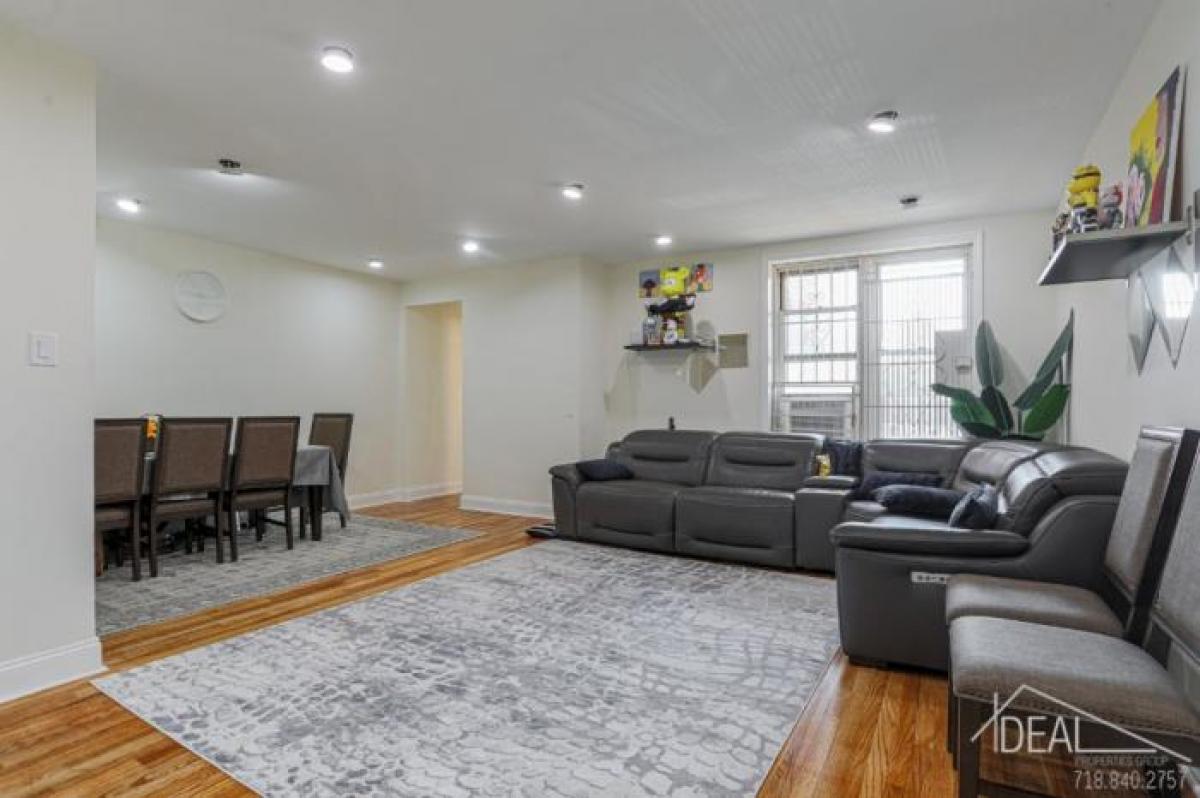 Picture of Apartment For Sale in Flushing, New York, United States