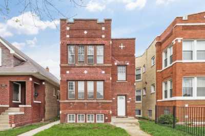 Multi-Family Home For Sale in Chicago, Illinois
