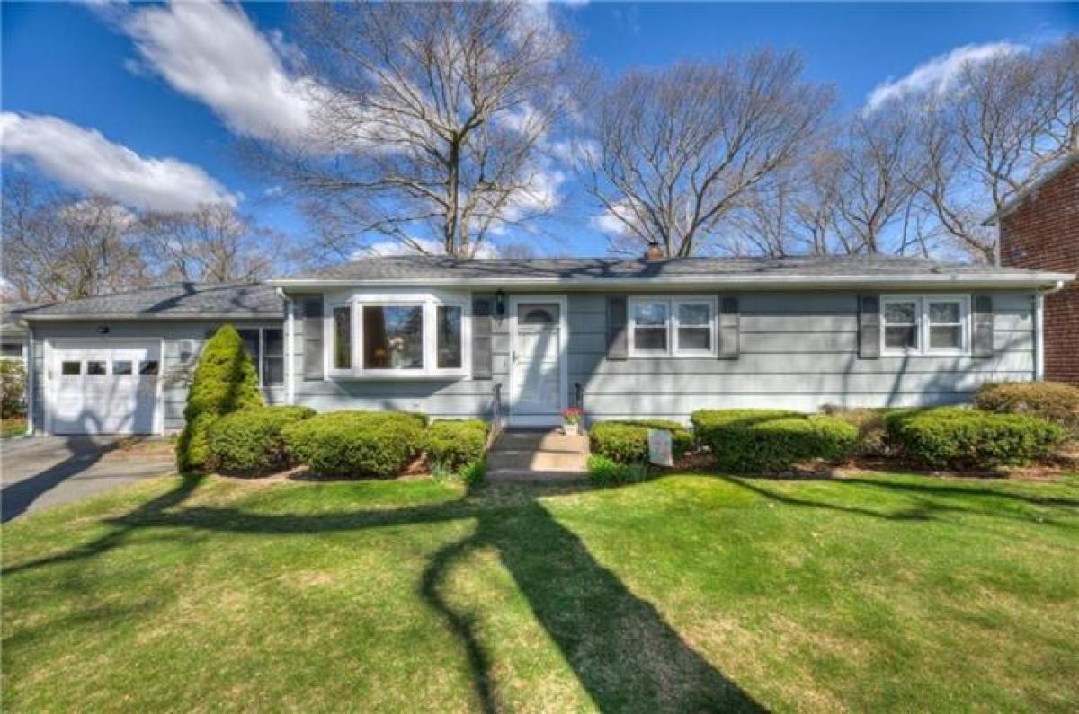 Picture of Home For Sale in Warwick, Rhode Island, United States