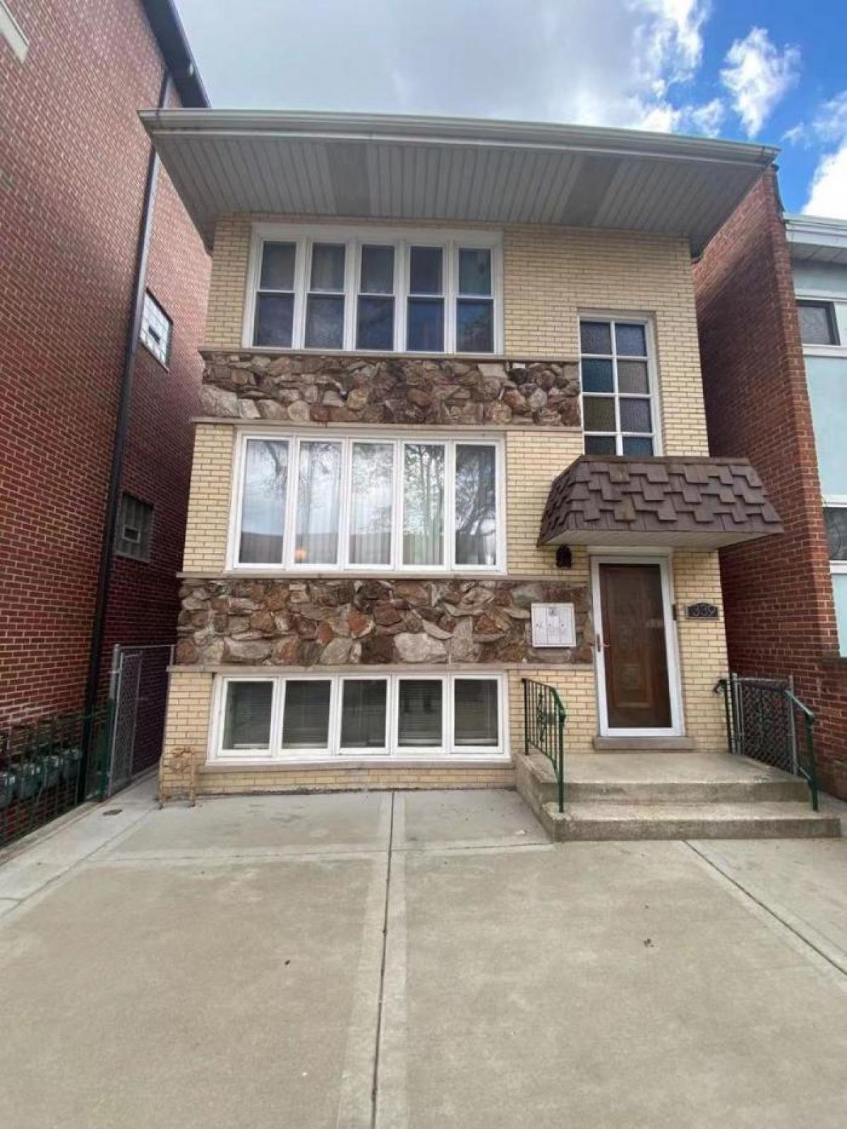 Picture of Multi-Family Home For Sale in Chicago, Illinois, United States