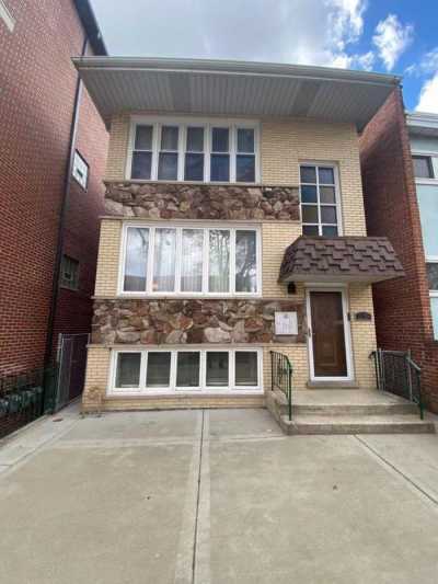 Multi-Family Home For Sale in Chicago, Illinois