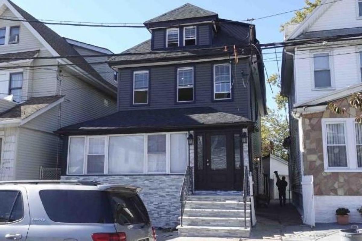 Picture of Home For Sale in South Richmond Hill, New York, United States