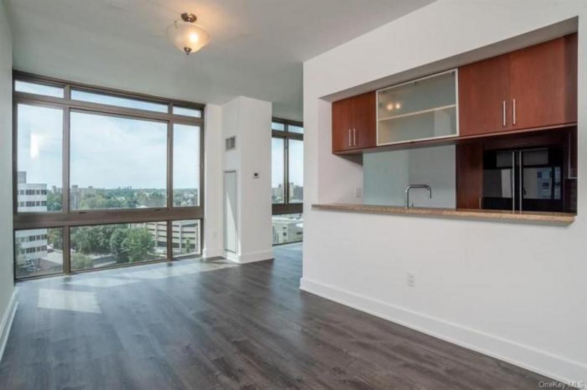 Picture of Home For Sale in New Rochelle, New York, United States