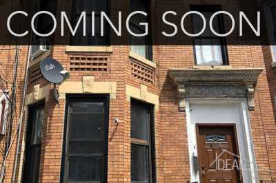 Home For Sale in Uniondale, New York