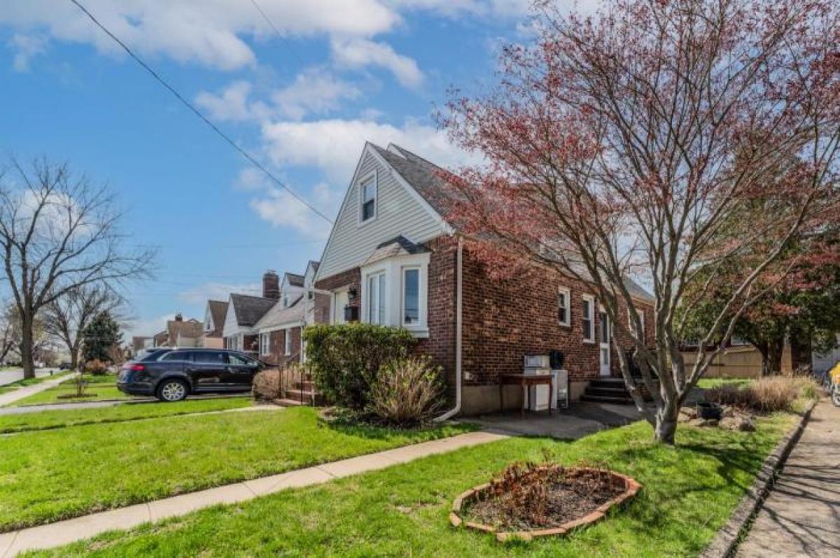 Picture of Home For Sale in New Hyde Park, New York, United States