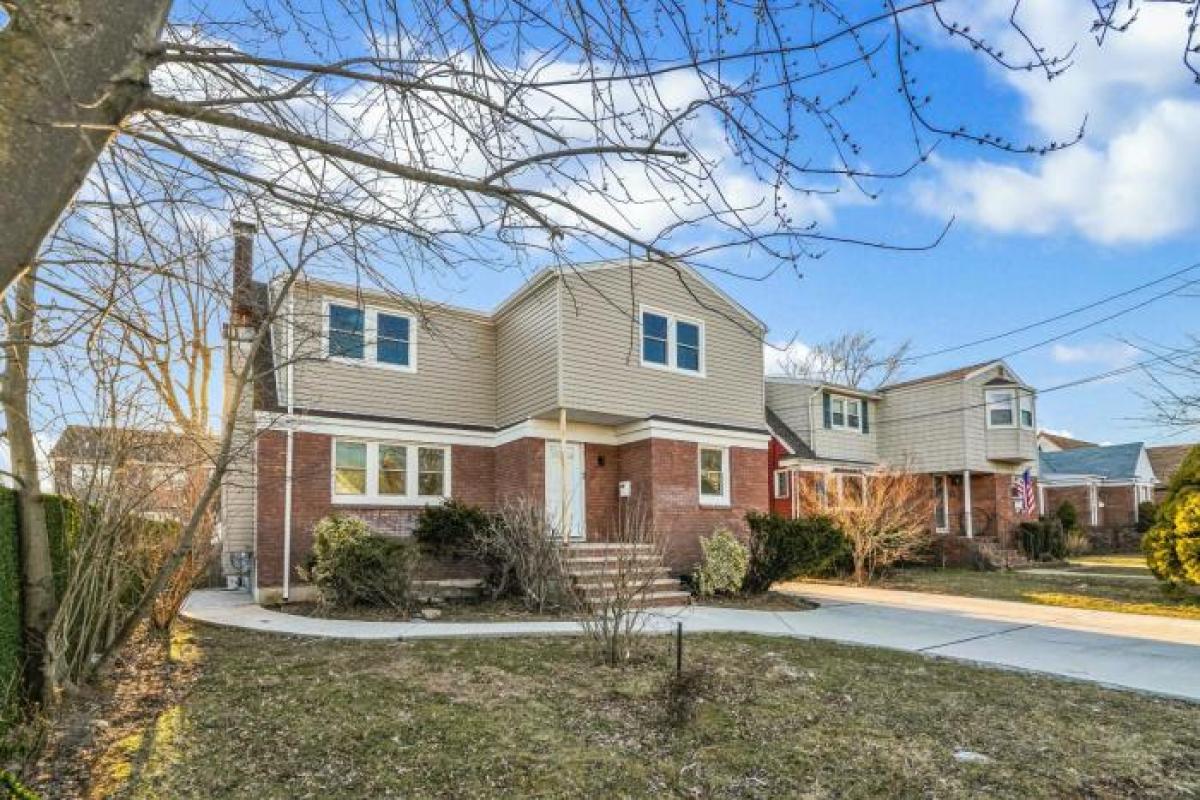 Picture of Home For Sale in Merrick, New York, United States