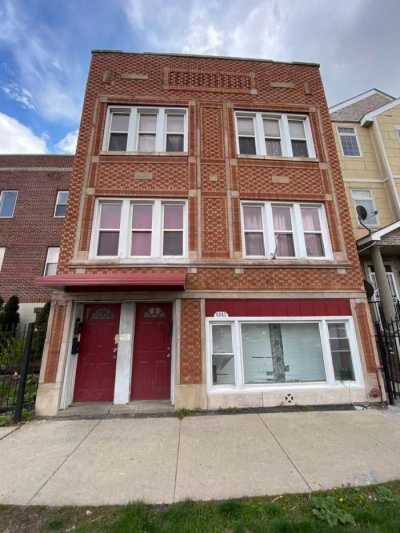 Multi-Family Home For Sale in Chicago, Illinois
