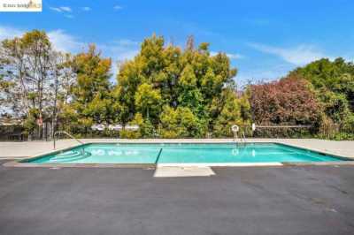 Condo For Sale in Oakland, California