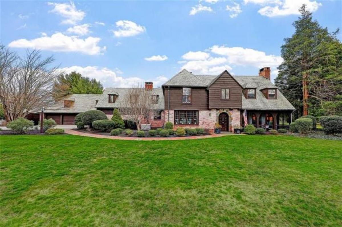 Picture of Home For Sale in Barrington, Rhode Island, United States