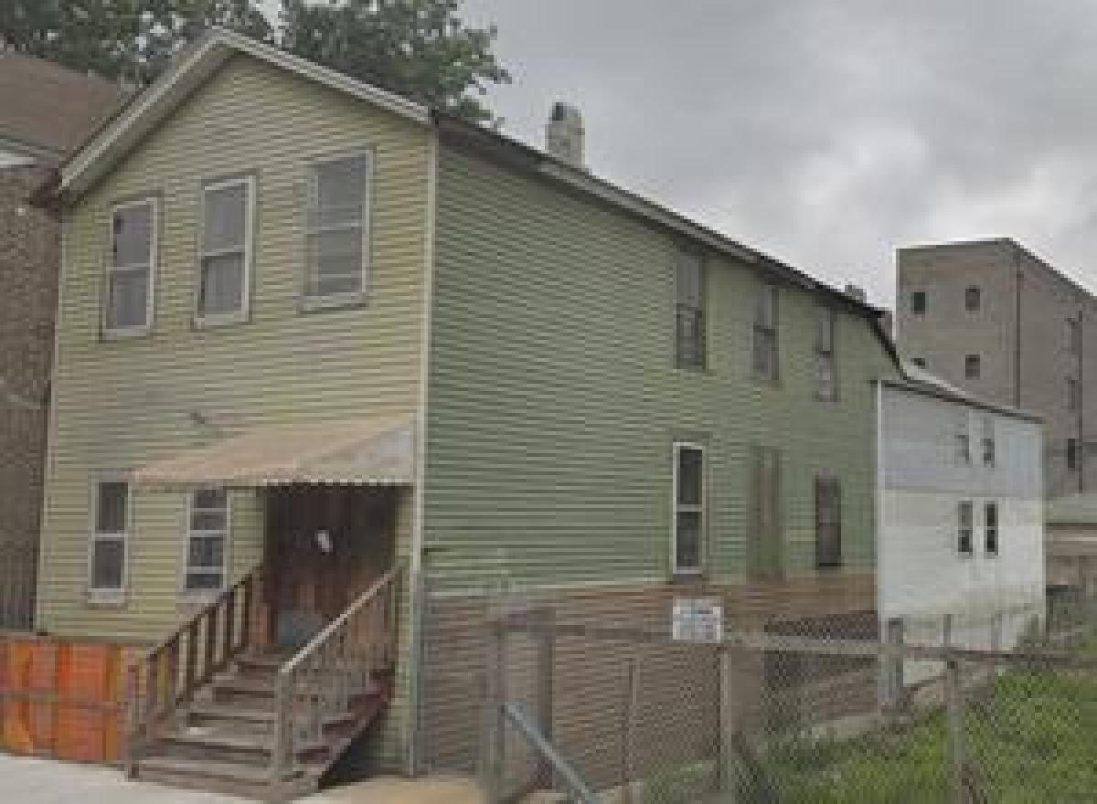 Picture of Multi-Family Home For Sale in Chicago, Illinois, United States