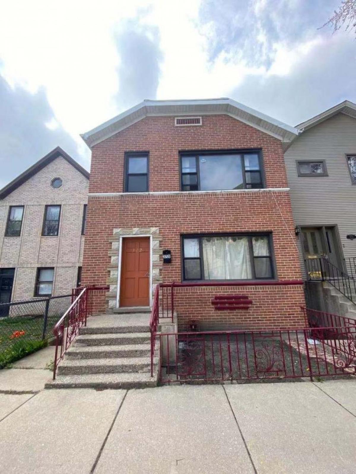 Picture of Multi-Family Home For Sale in Chicago, Illinois, United States