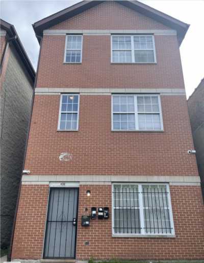 Multi-Family Home For Sale in Chicago, Illinois