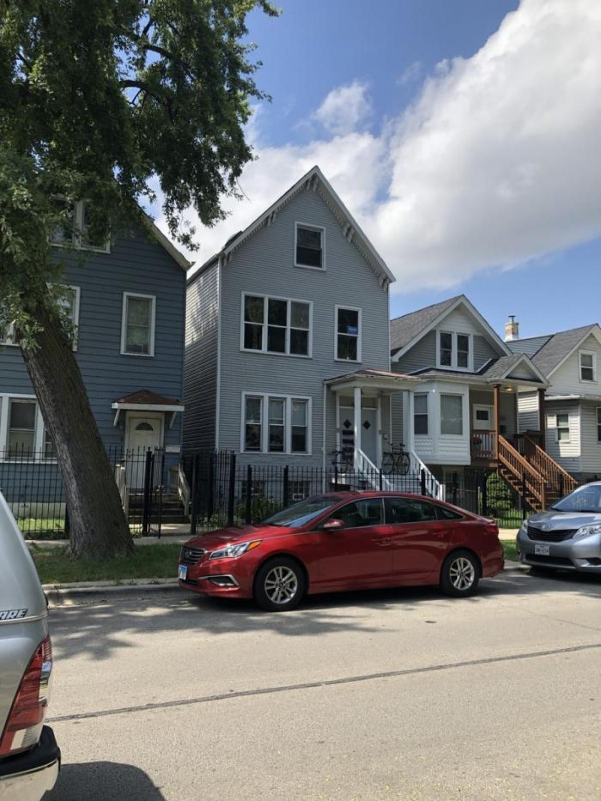 Picture of Multi-Family Home For Sale in Chicago, Illinois, United States
