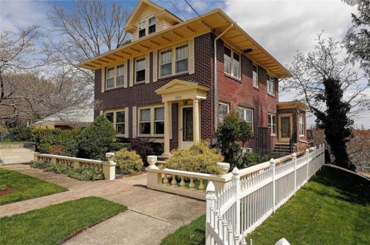 Picture of Home For Sale in Cranston, Rhode Island, United States