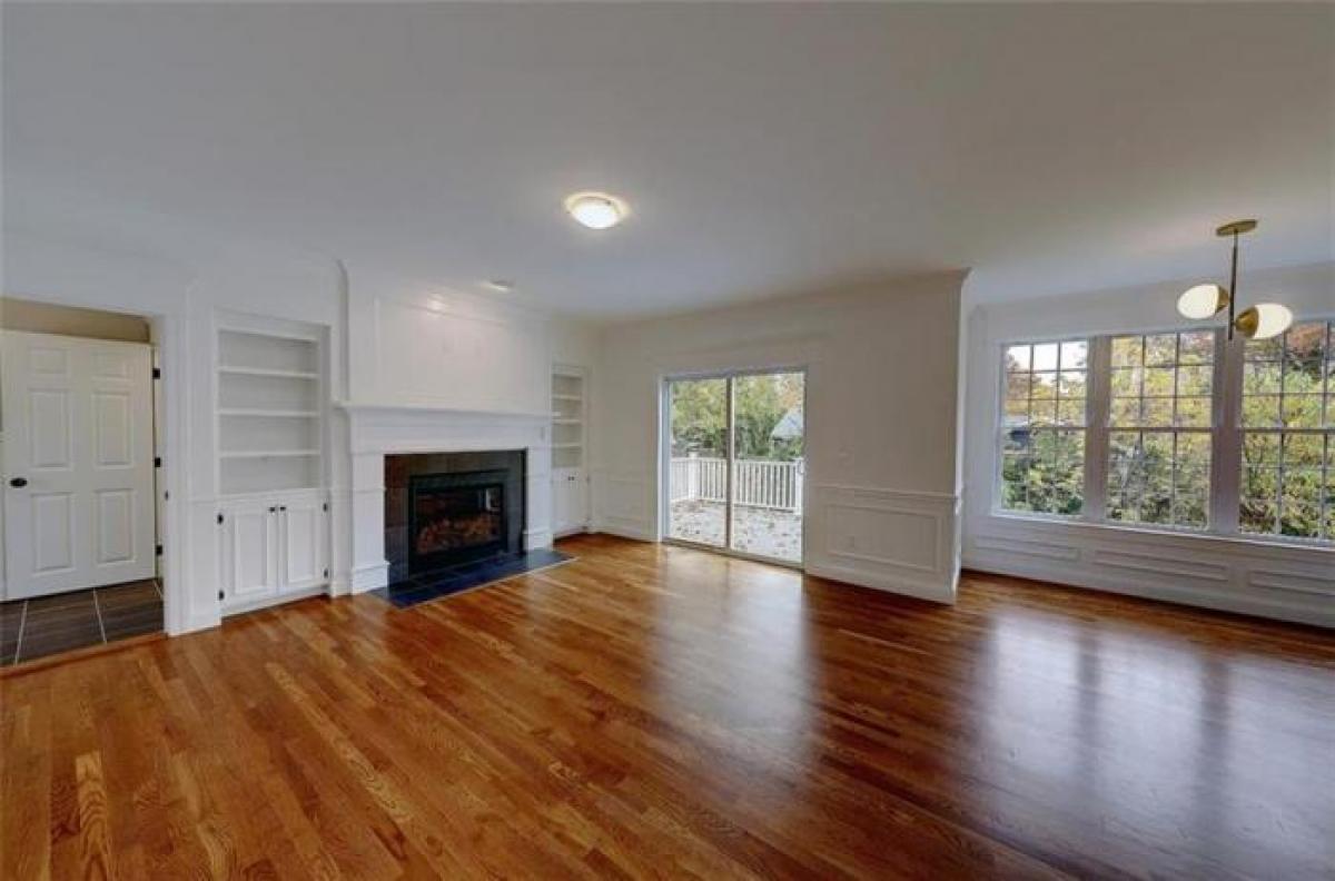 Picture of Home For Sale in Barrington, Rhode Island, United States