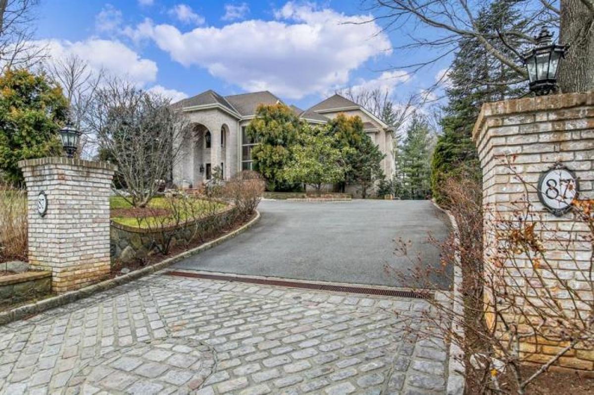 Picture of Home For Sale in Eastchester, New York, United States