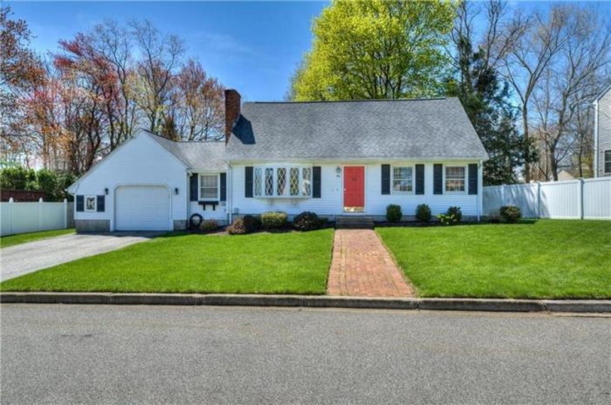 Picture of Home For Sale in West Warwick, Rhode Island, United States