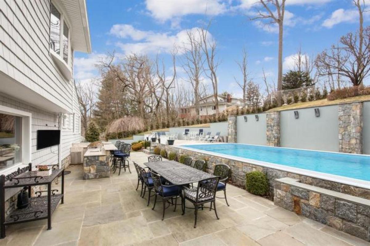 Picture of Home For Sale in Scarsdale, New York, United States