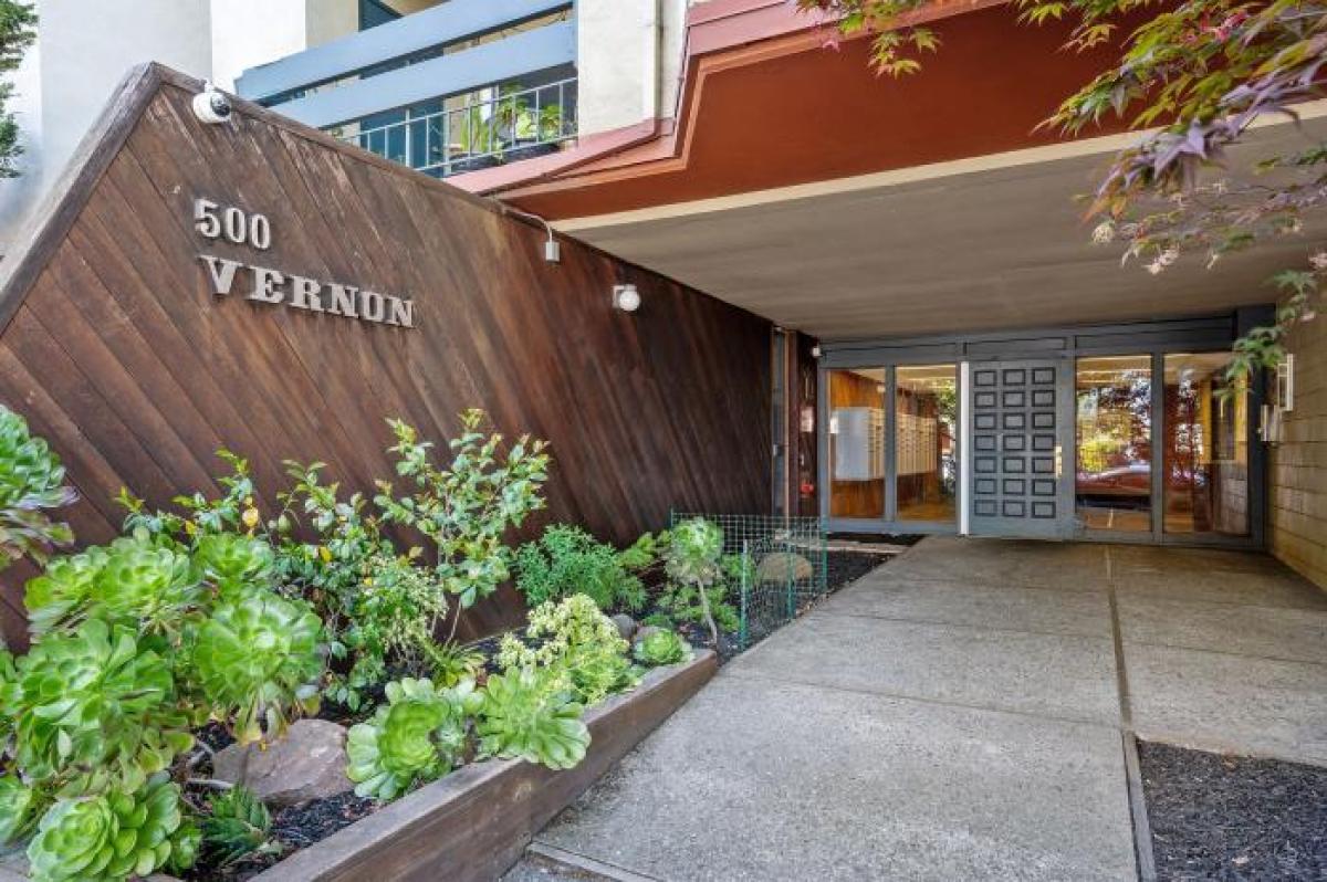 Picture of Condo For Sale in Oakland, California, United States