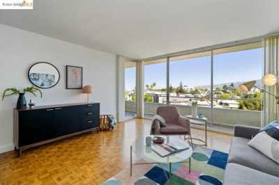 Condo For Sale in Oakland, California
