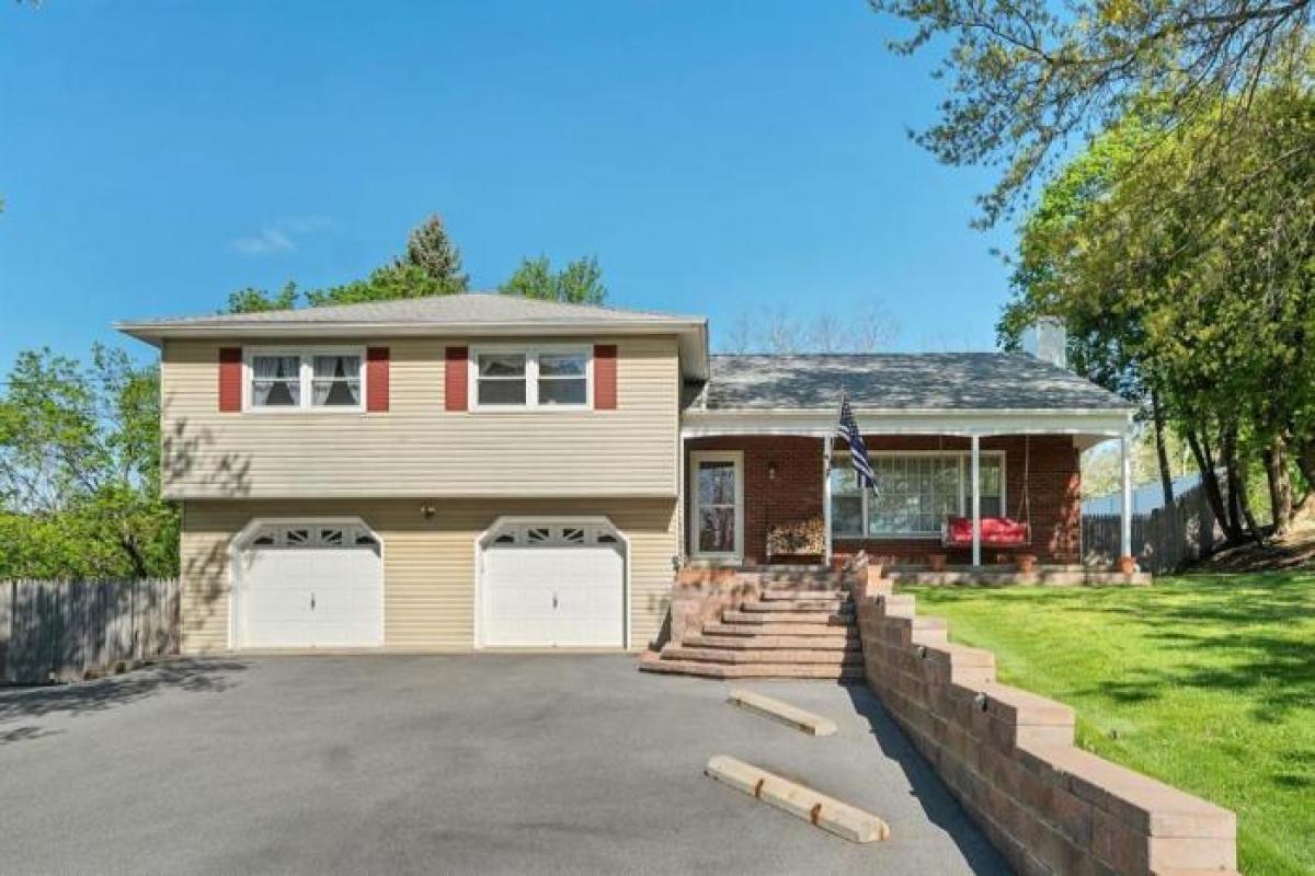 Picture of Home For Sale in Lagrange, New York, United States